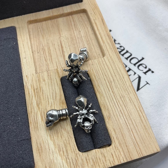 Alexander McQueen Other - Alexander McQueen Silver Spider Skull Earring